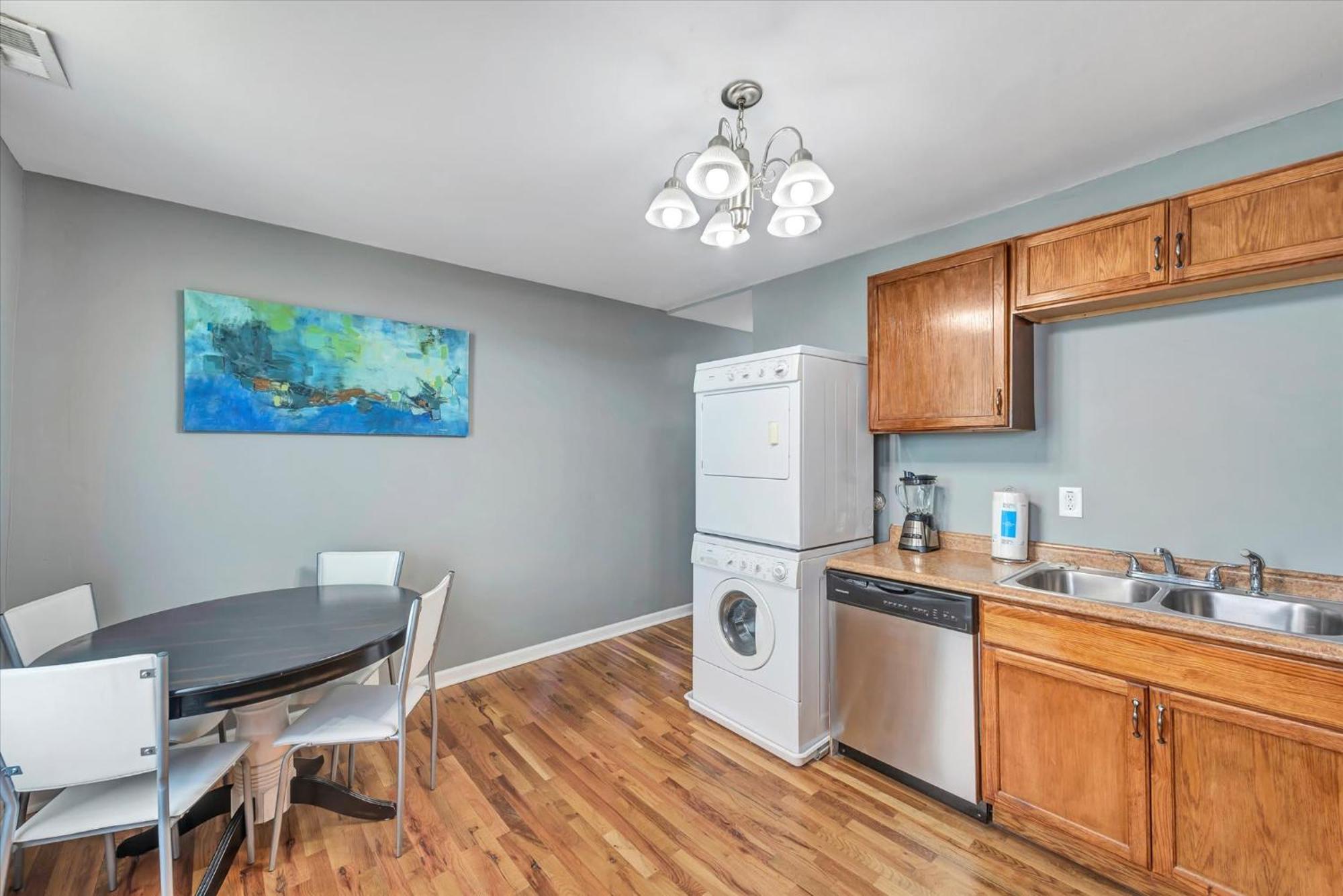 Historic St Louis Community Living With 4 Queen Beds